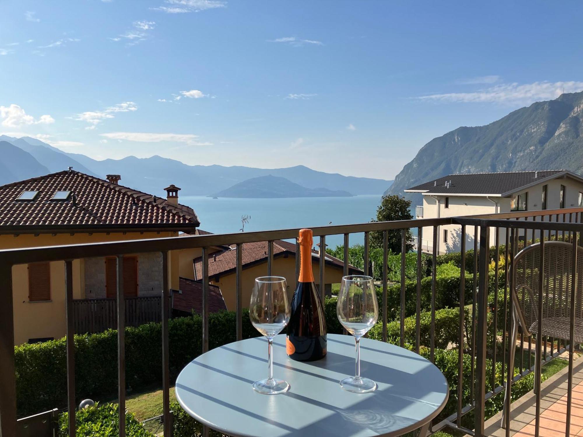 Happy Guest Apartments - Lake View And Pool Riva di Solto Eksteriør bilde