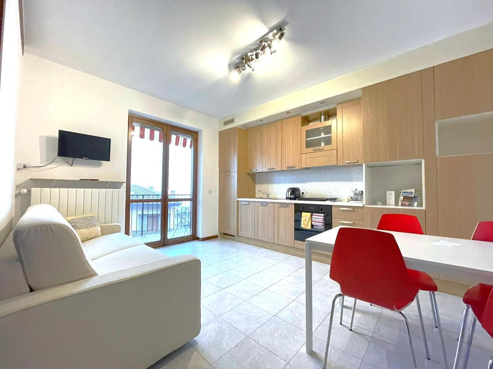 Happy Guest Apartments - Lake View And Pool Riva di Solto Eksteriør bilde