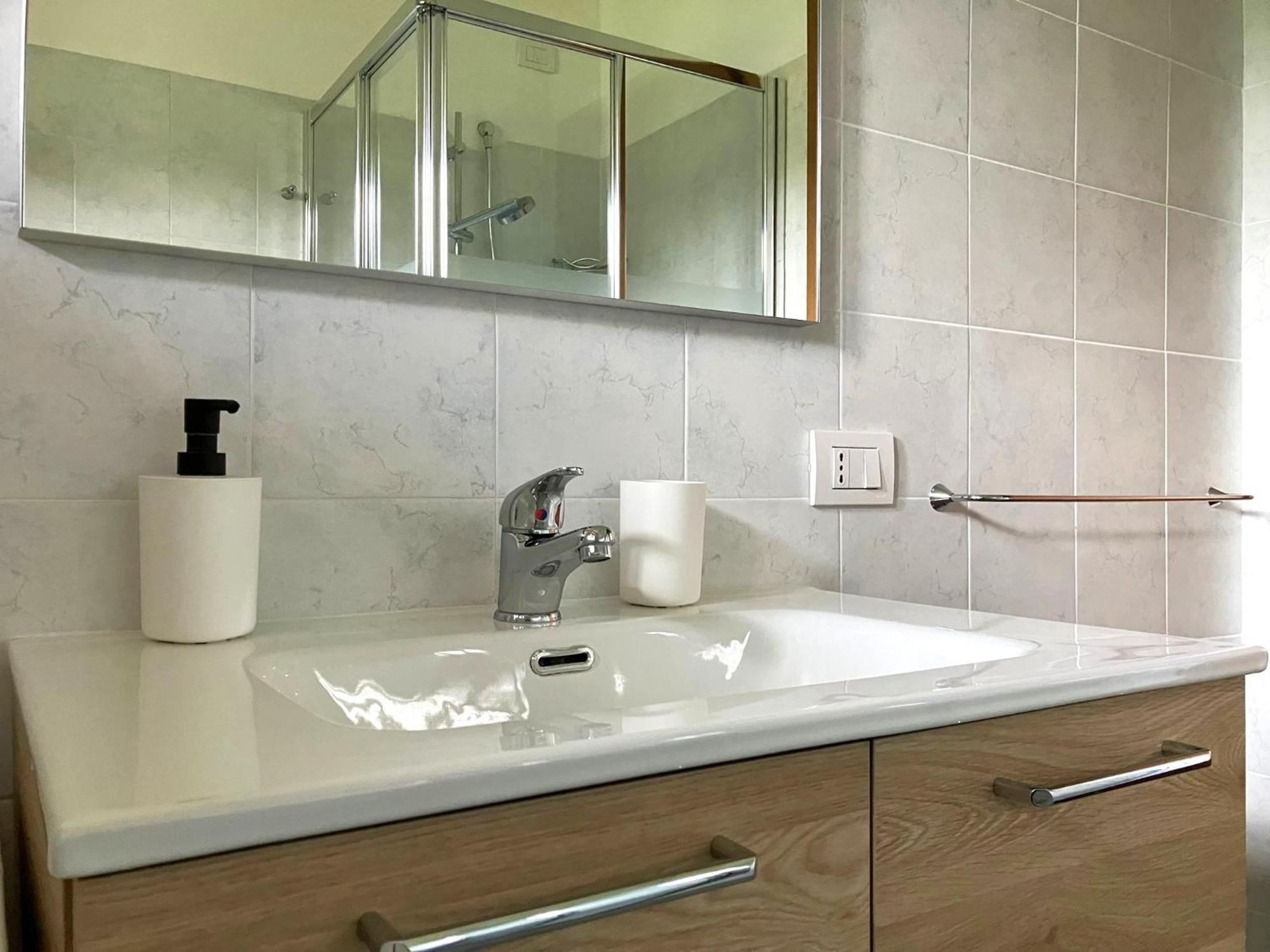 Happy Guest Apartments - Lake View And Pool Riva di Solto Eksteriør bilde